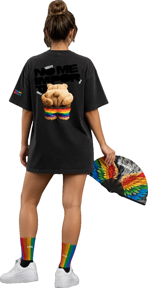 Modelo de espaldas con la remera No me importa, el abanico Authentic y las medias Iconic